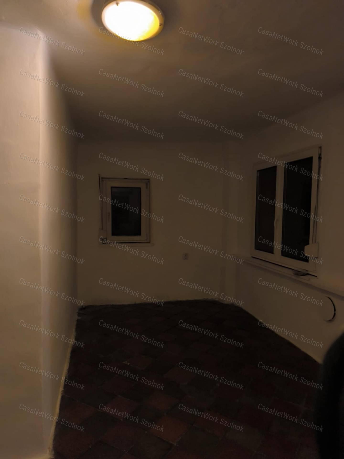 Eladó Tiszaföldvár központjában egy 83 m2-es 2 szobás családi ház.