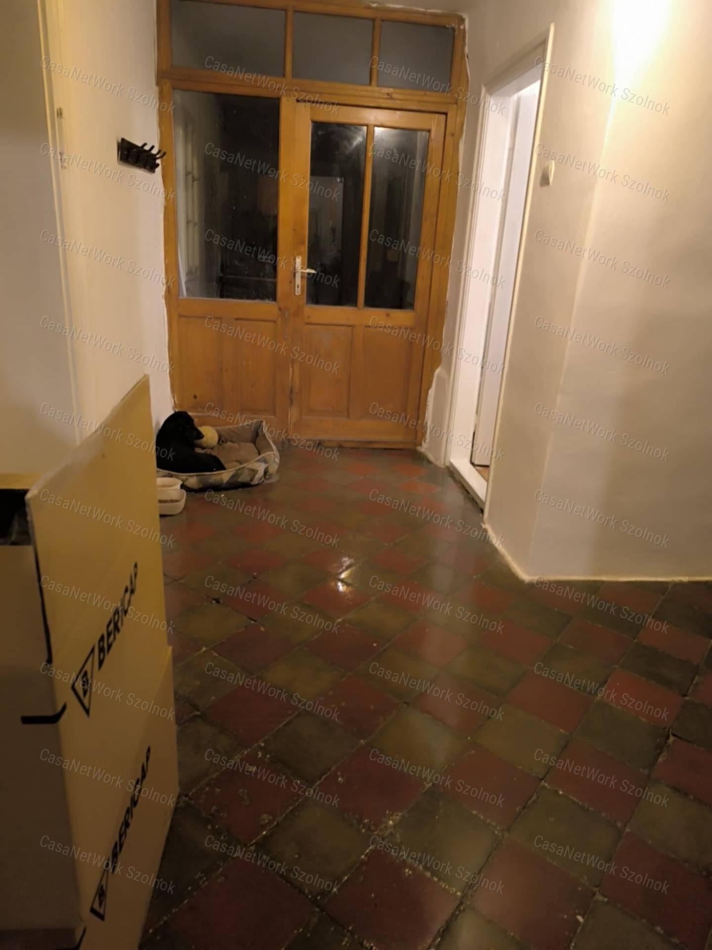 Eladó Tiszaföldvár központjában egy 83 m2-es 2 szobás családi ház.