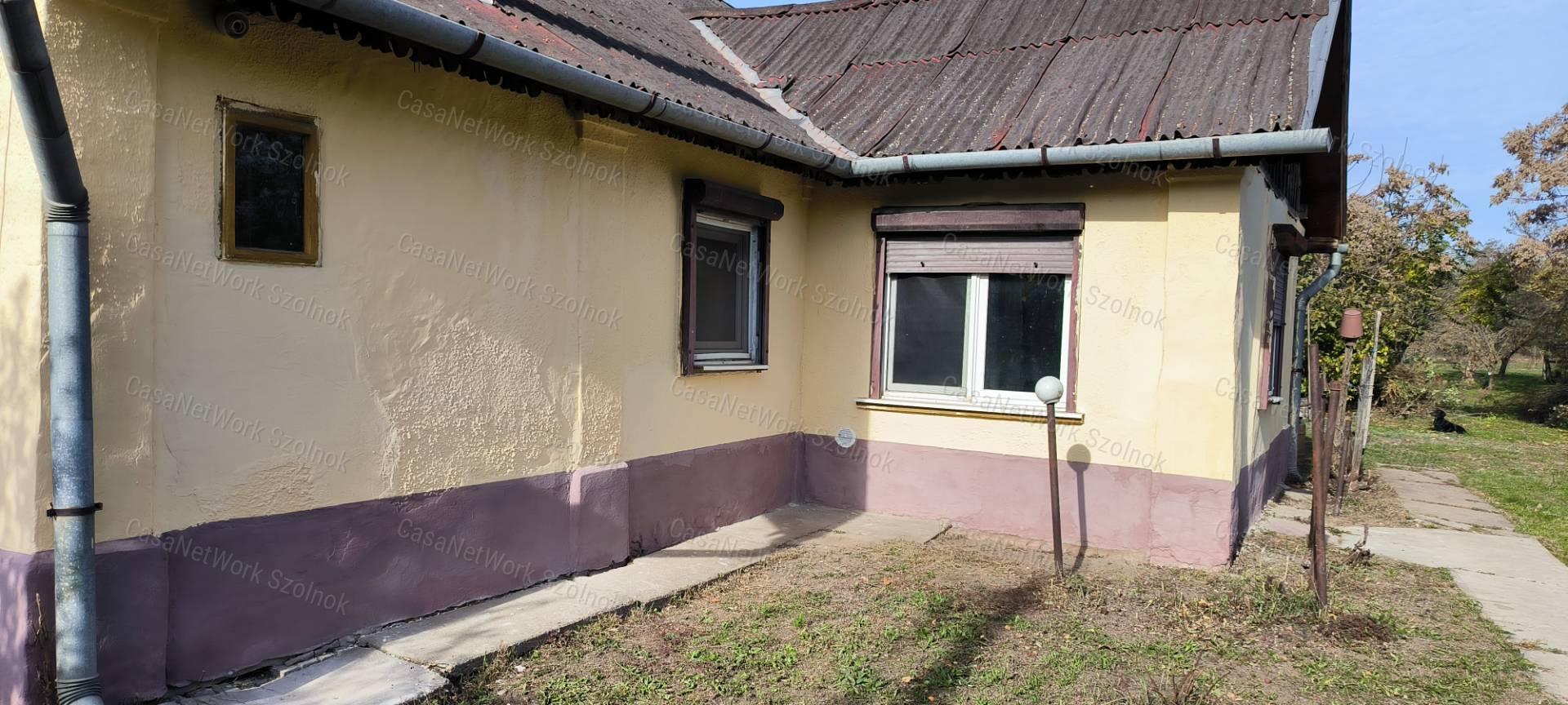 Eladó Tiszaföldvár központjában egy 83 m2-es 2 szobás családi ház.