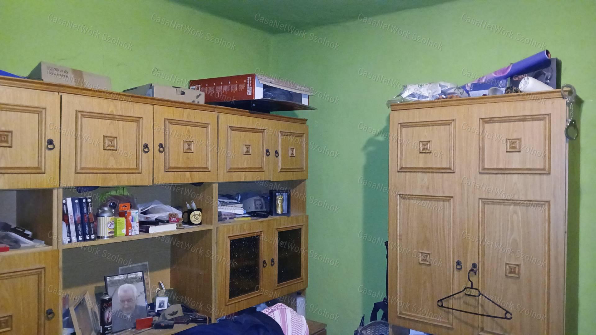 Eladó Tiszaföldvár központjában egy 83 m2-es 2 szobás családi ház.