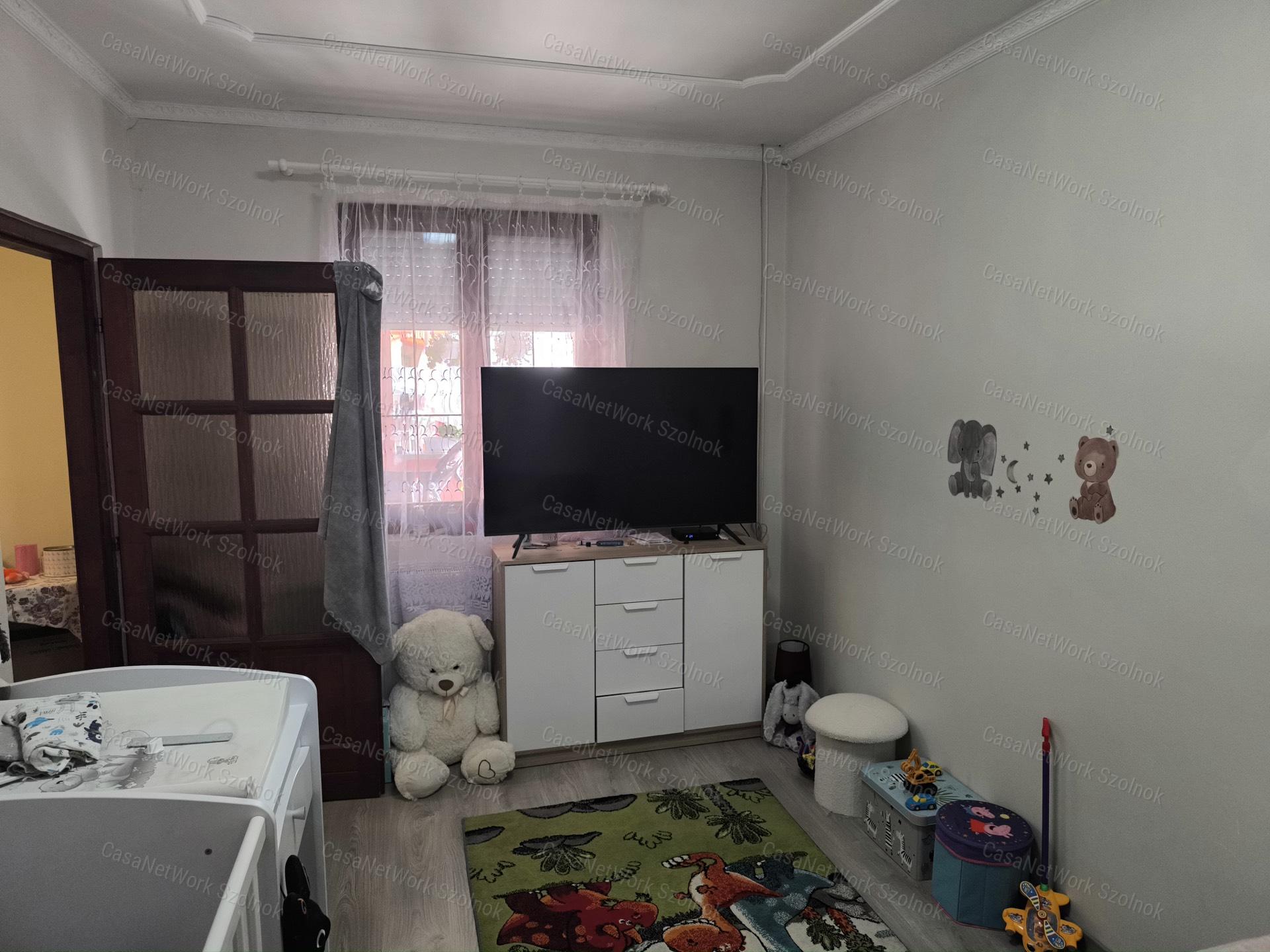 Két generációs családi ház Szolnok belvárosában eladó!
