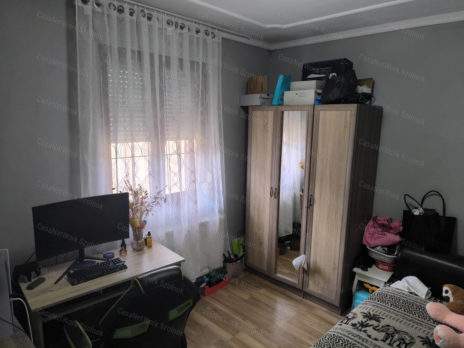 Két generációs családi ház Szolnok belvárosában eladó!