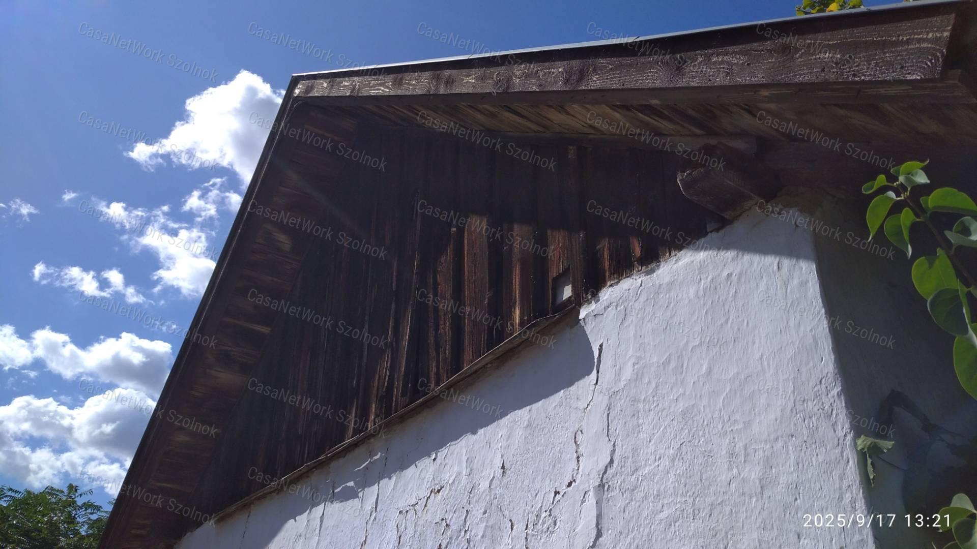Tiszaföldváron eladó felújítandó kertes családi ház!