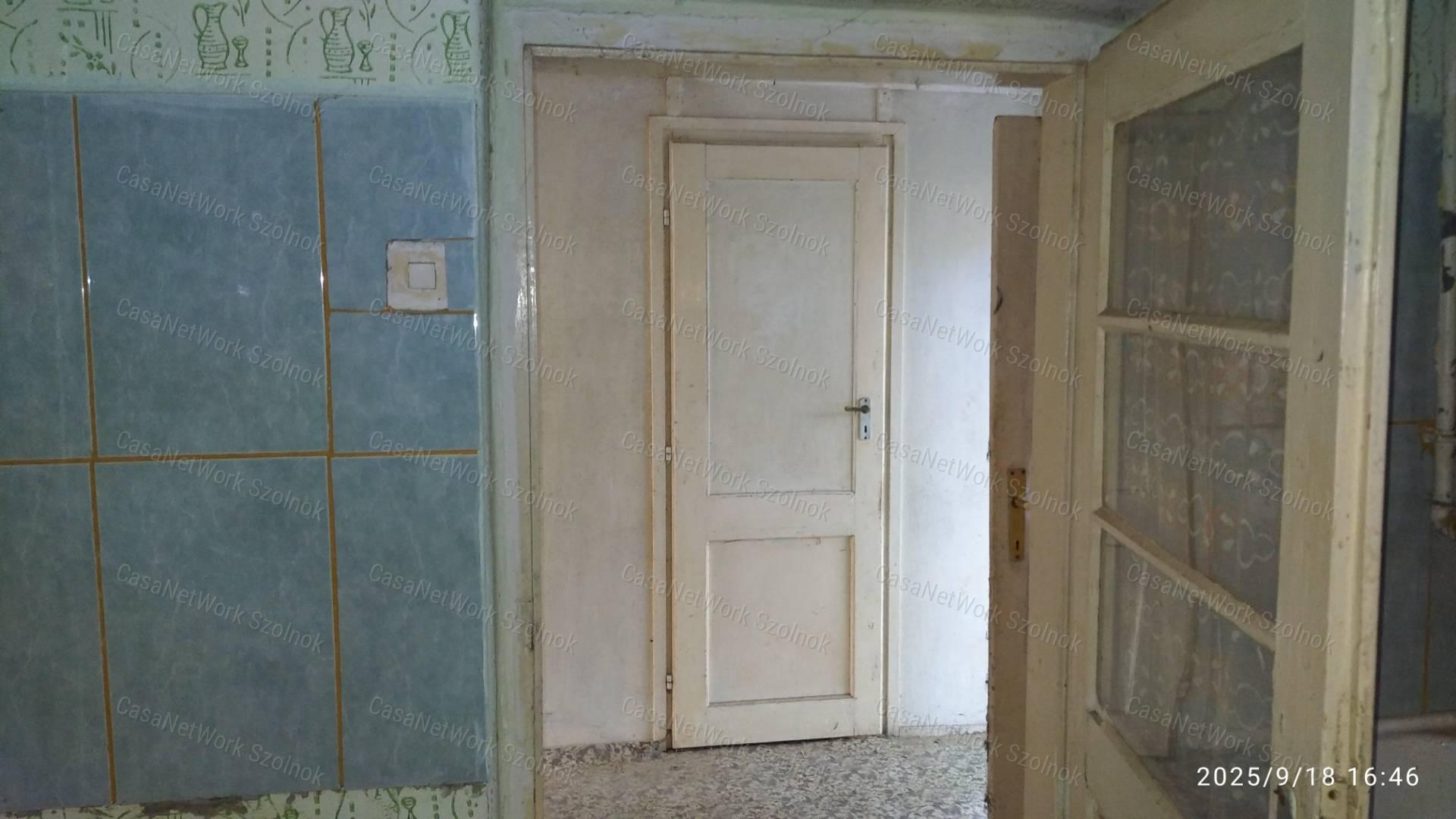 Szolnokon eladó felújítandó kertes családi ház!