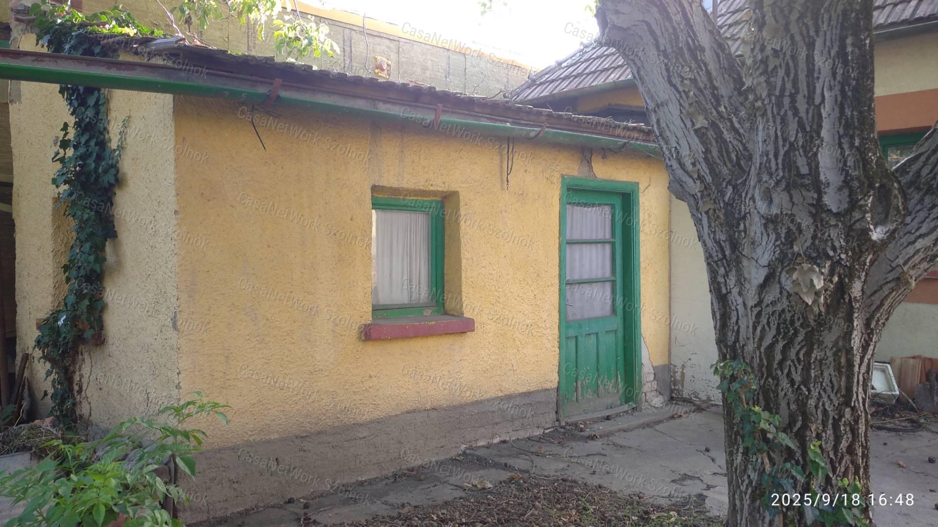 Szolnokon eladó felújítandó kertes családi ház!