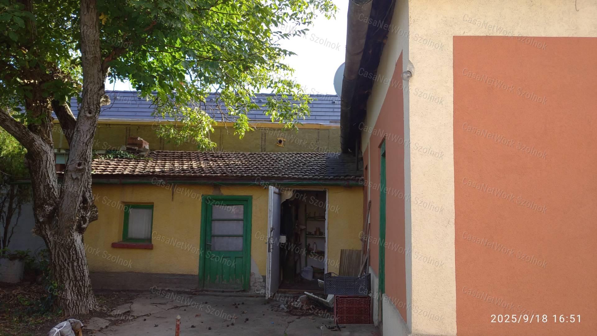 Szolnokon eladó felújítandó kertes családi ház!