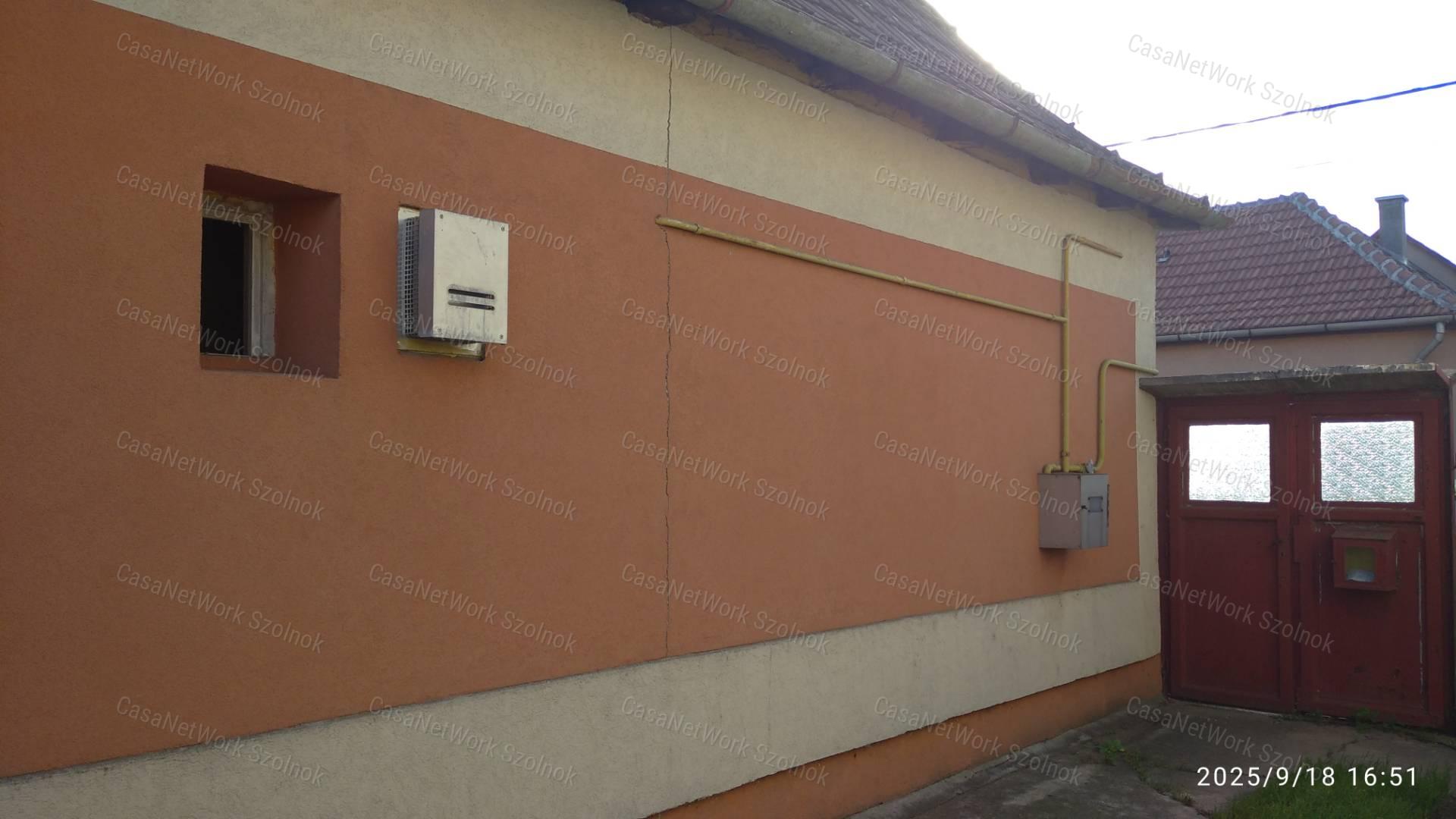 Szolnokon eladó felújítandó kertes családi ház!