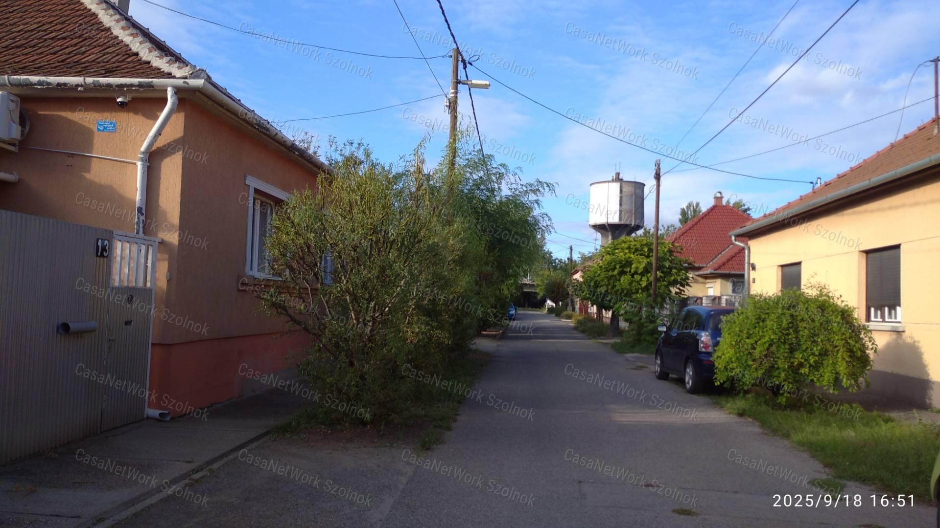 Szolnokon eladó felújítandó kertes családi ház!