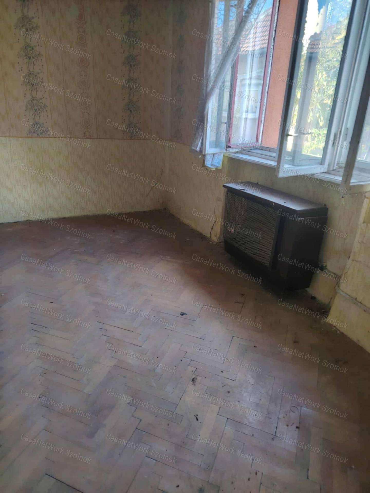 Szolnokon eladó felújítandó kertes családi ház!