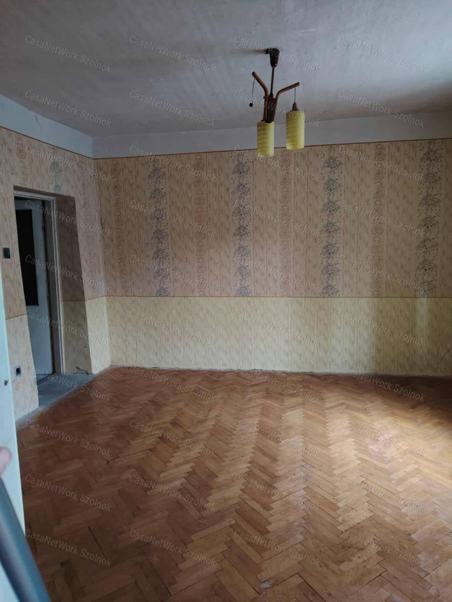 Szolnokon eladó felújítandó kertes családi ház!