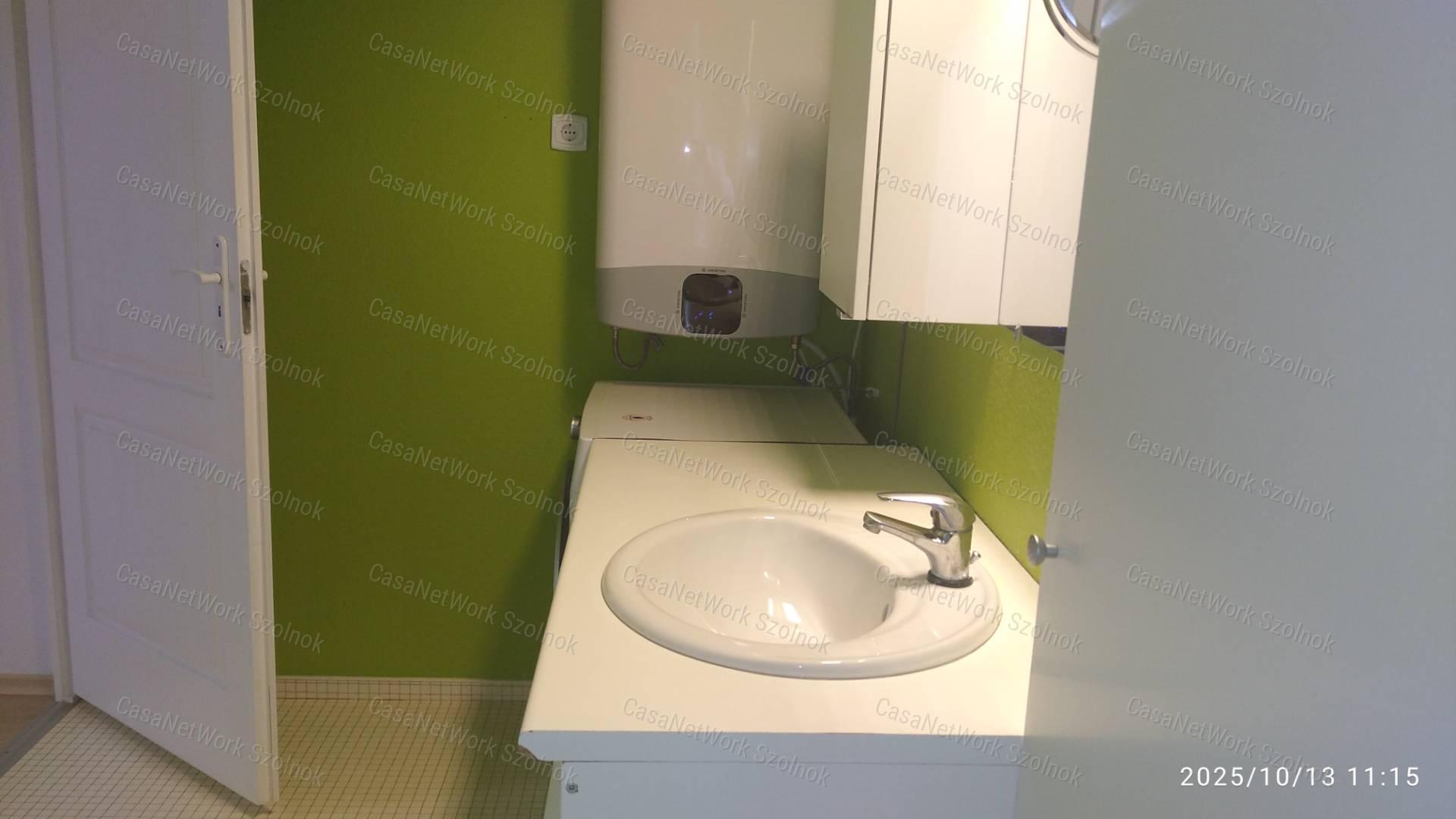 Eladó Szandaszőlősön az üdülőövezetben kertes családi ház!