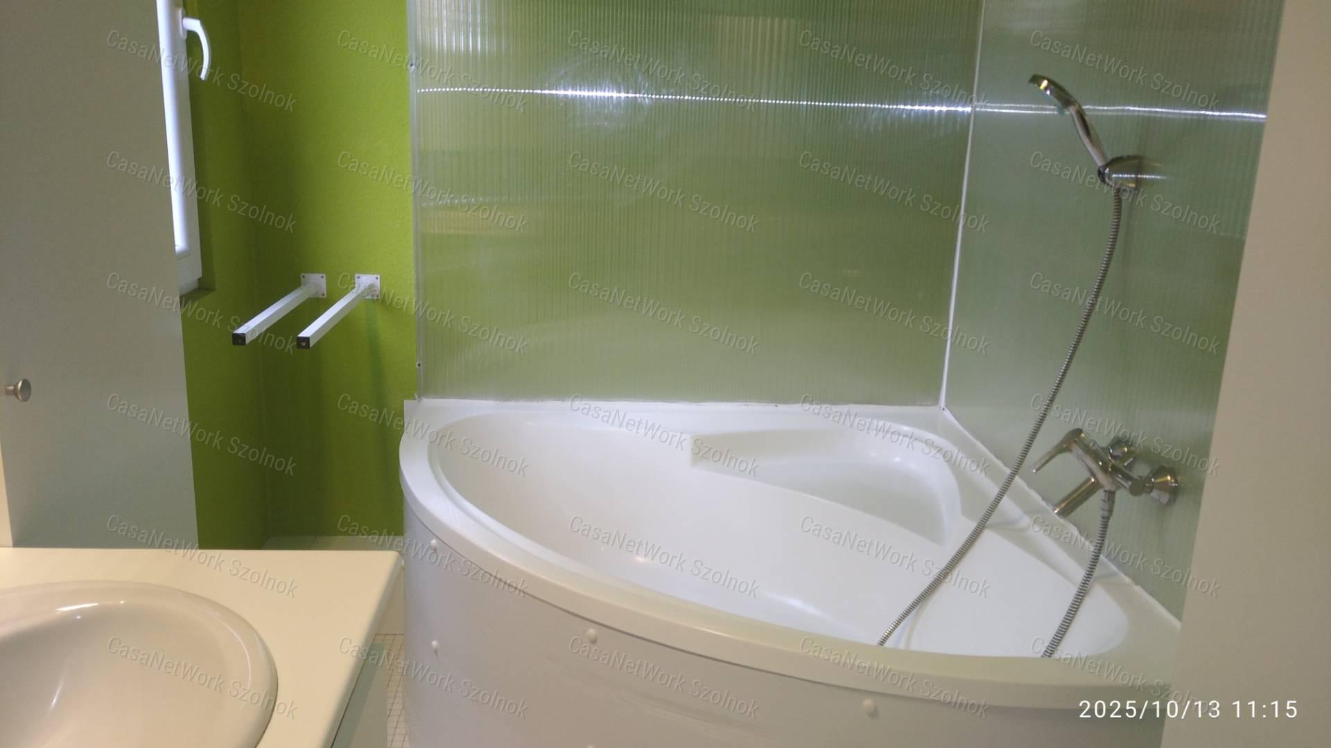 Eladó Szandaszőlősön az üdülőövezetben kertes családi ház!