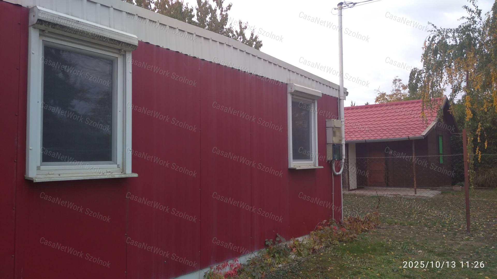 Eladó Szandaszőlősön az üdülőövezetben kertes családi ház!
