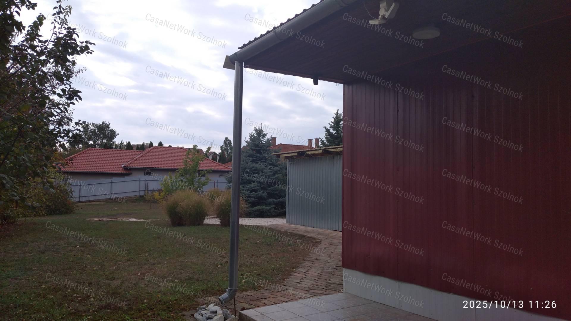 Eladó Szandaszőlősön az üdülőövezetben kertes családi ház!