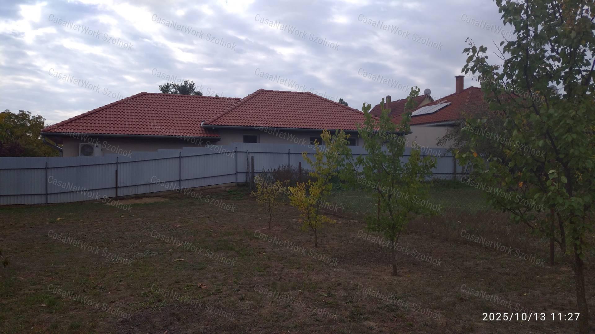 Eladó Szandaszőlősön az üdülőövezetben kertes családi ház!