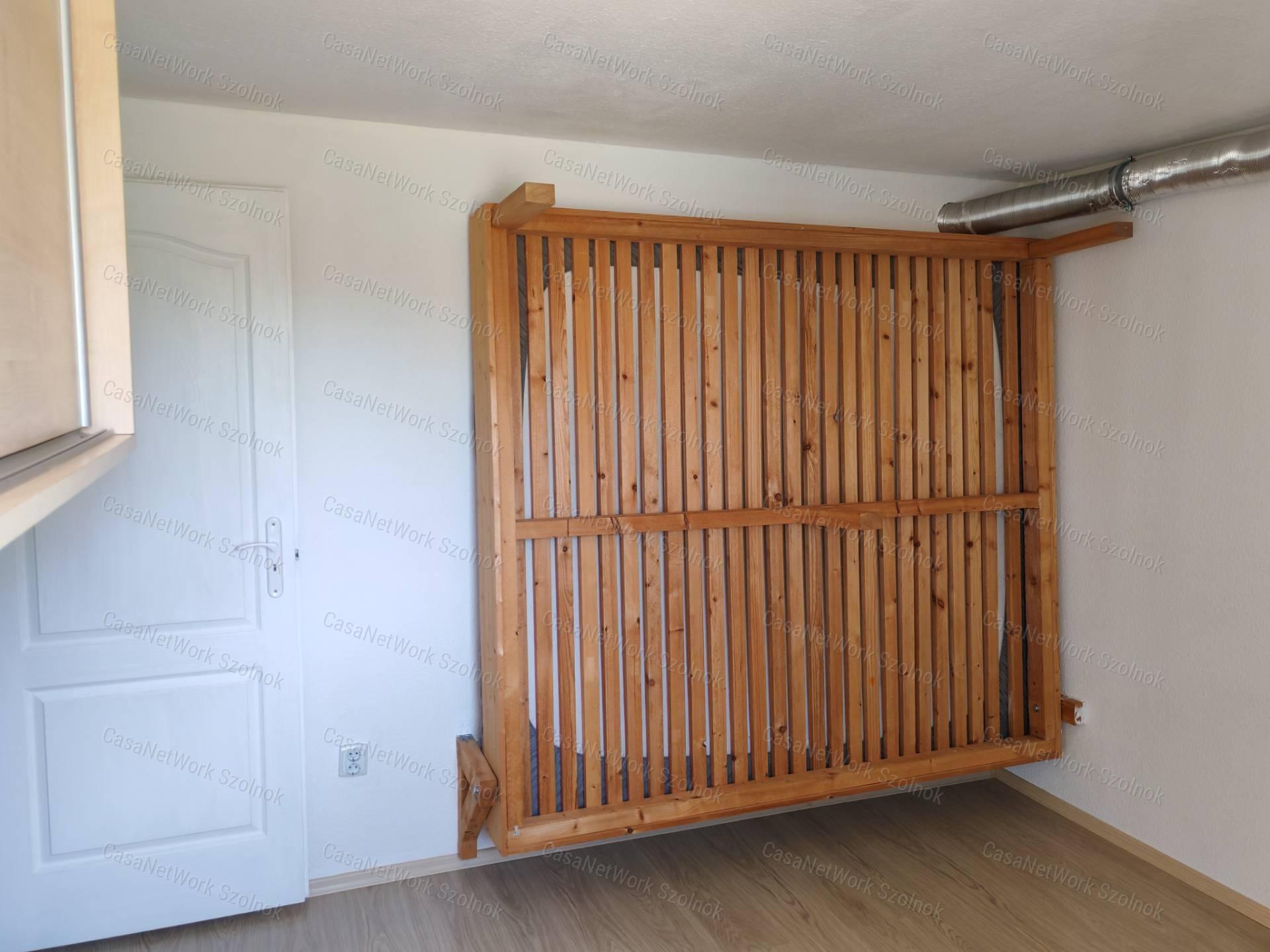 Eladó Szandaszőlősön az üdülőövezetben kertes családi ház!