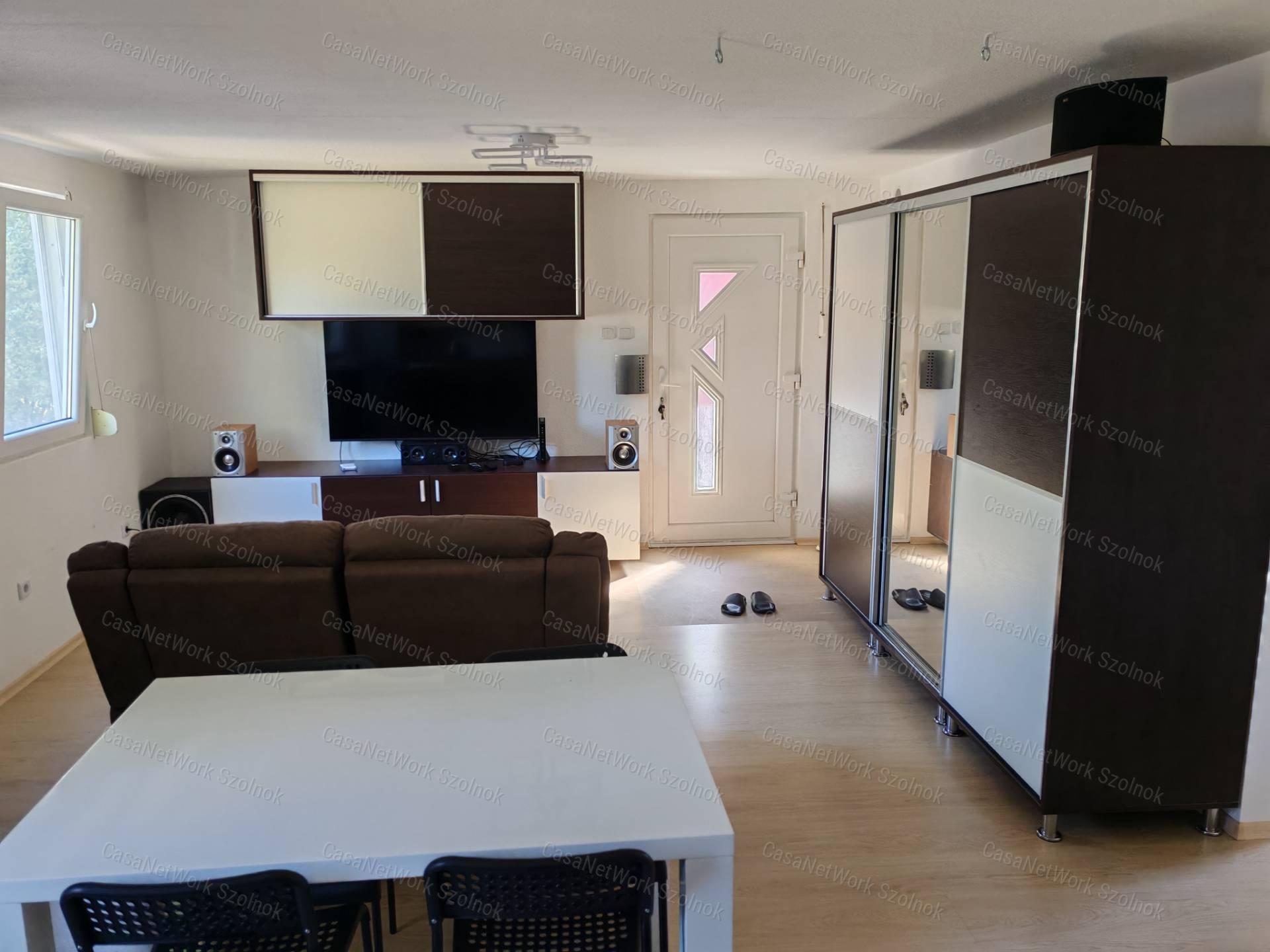 Eladó Szandaszőlősön az üdülőövezetben kertes családi ház!