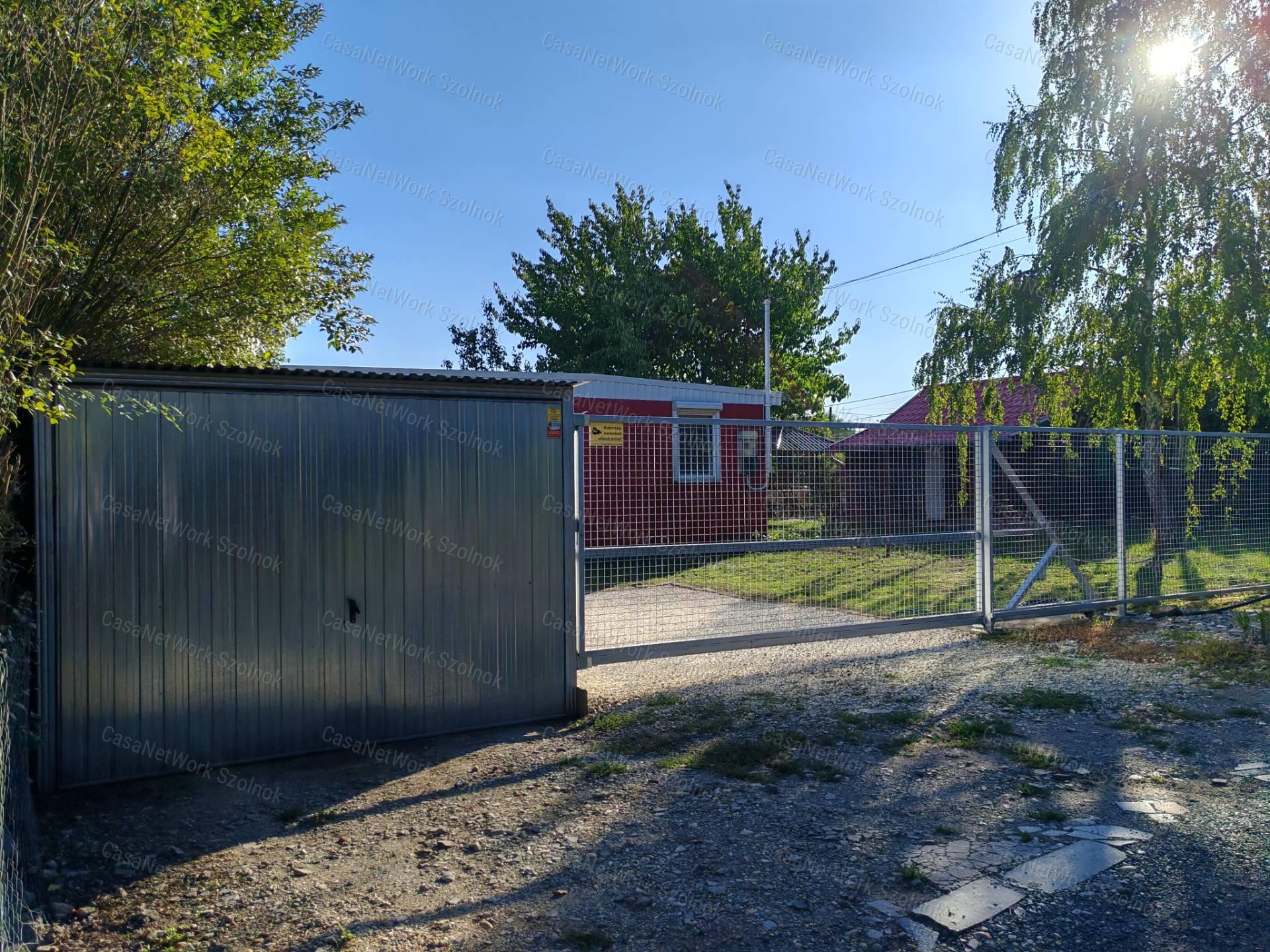 Eladó Szandaszőlősön az üdülőövezetben kertes családi ház!