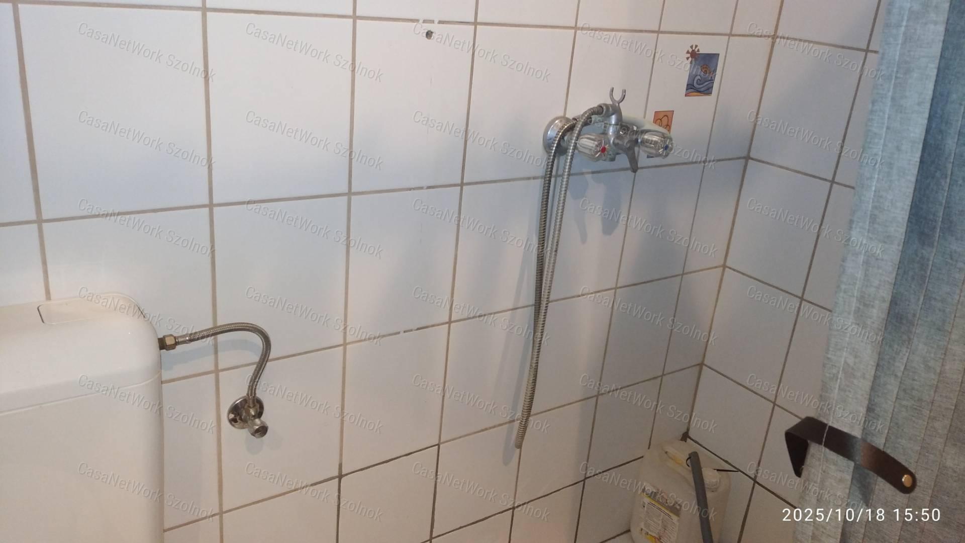 Cibakházán eladó tégla építésű nyaraló!