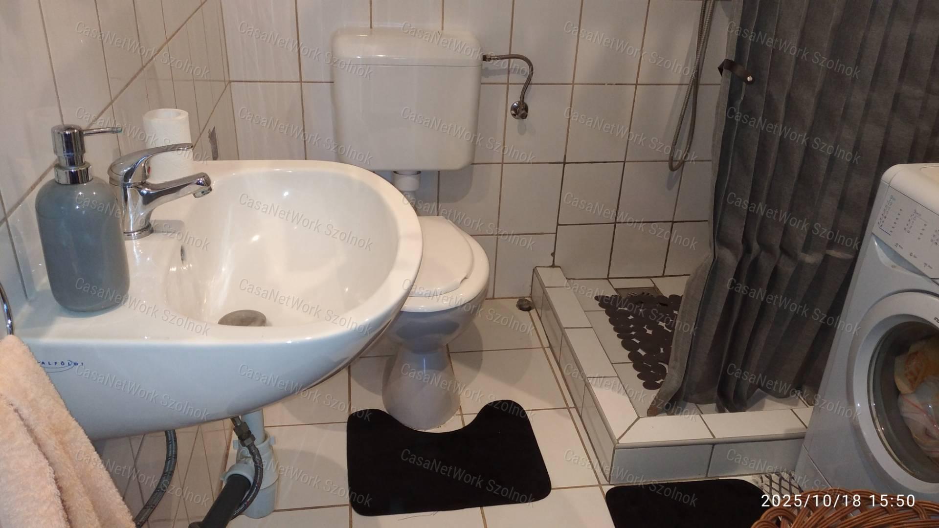 Cibakházán eladó tégla építésű nyaraló!