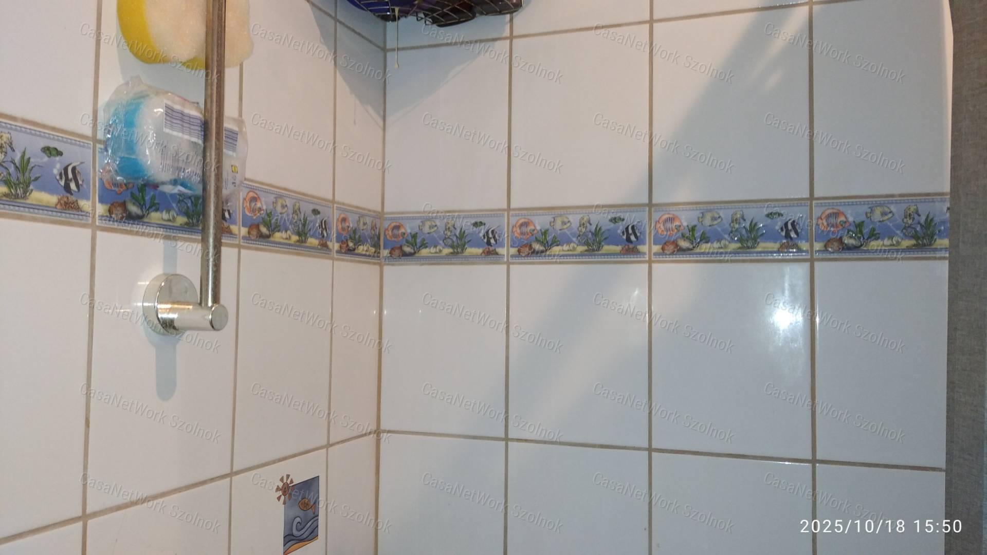 Cibakházán eladó tégla építésű nyaraló!