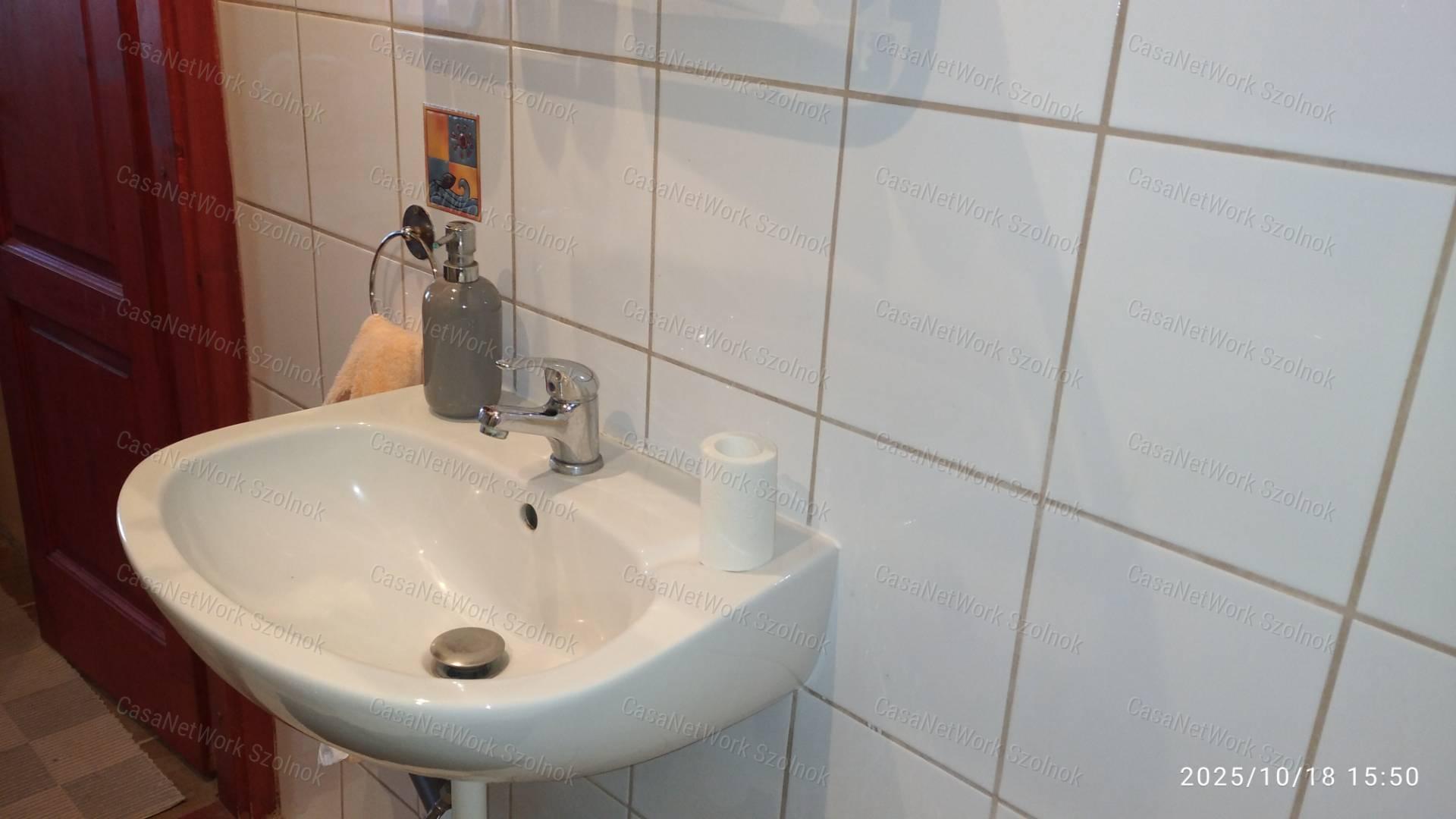 Cibakházán eladó tégla építésű nyaraló!