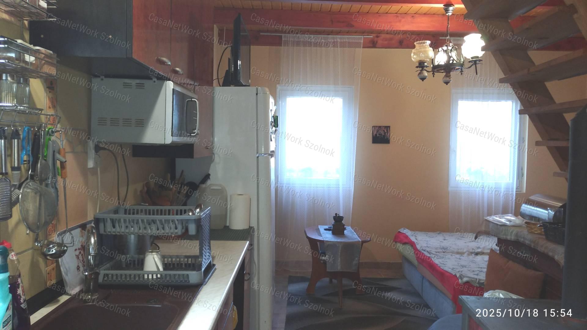 Cibakházán eladó tégla építésű nyaraló!