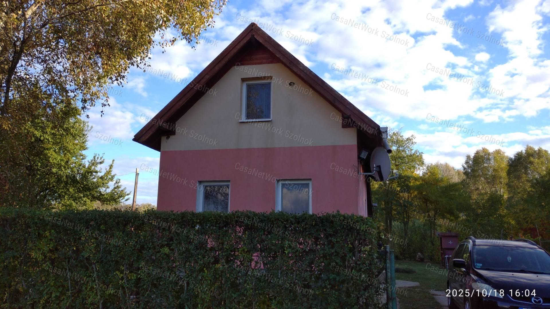 Cibakházán eladó tégla építésű nyaraló!