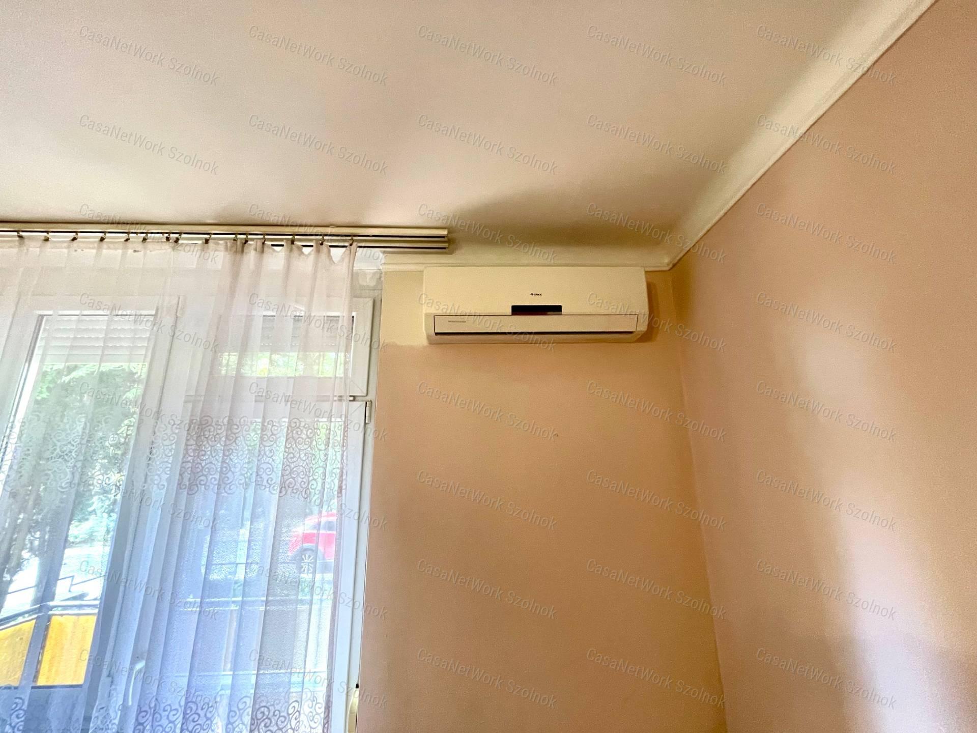 Eladó szolnokon a Meder utcában egy 77 m2-es 2+1 szobás lakás.