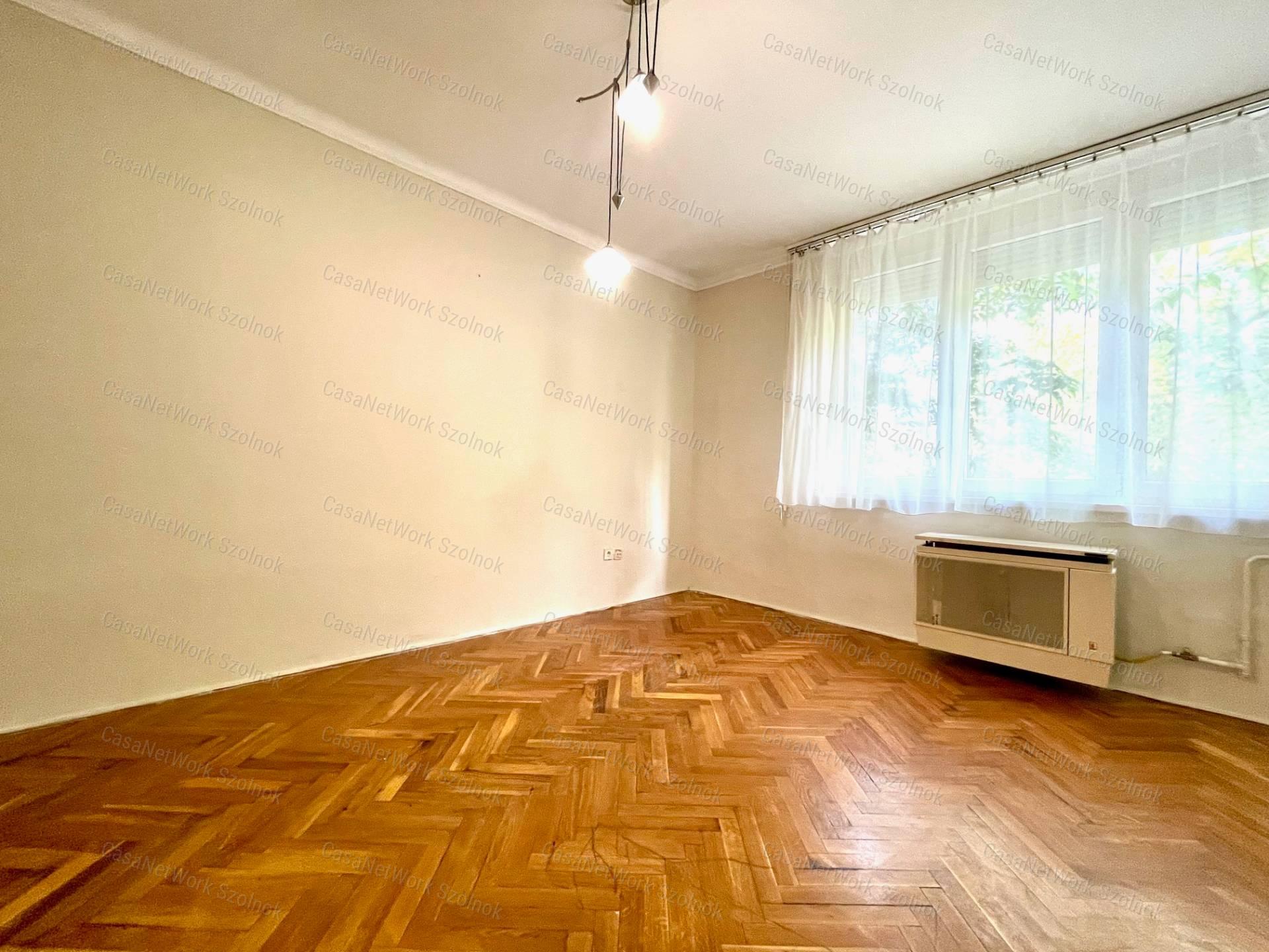 Eladó szolnokon a Meder utcában egy 77 m2-es 2+1 szobás lakás.