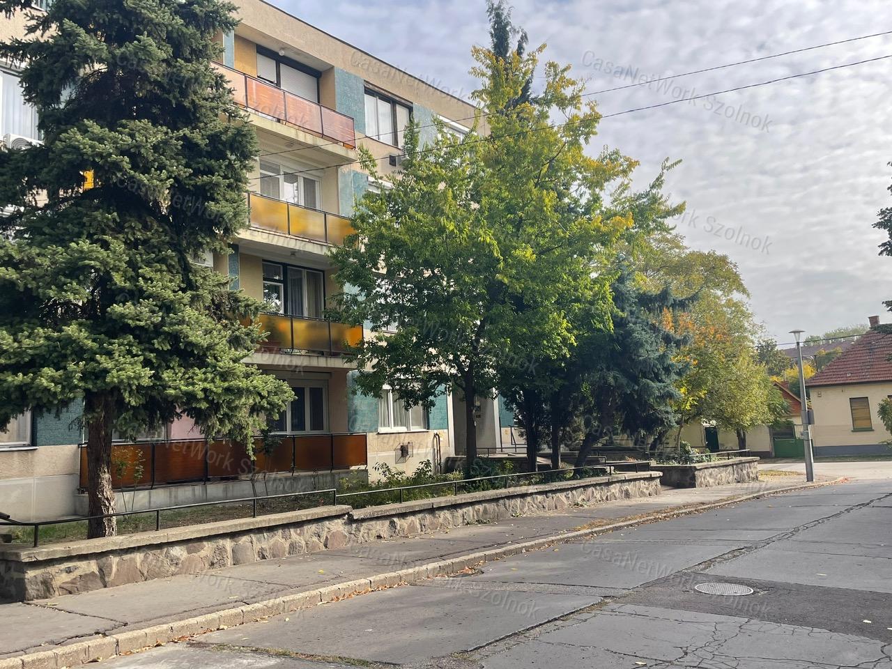 Eladó szolnokon a Meder utcában egy 77 m2-es 2+1 szobás lakás.