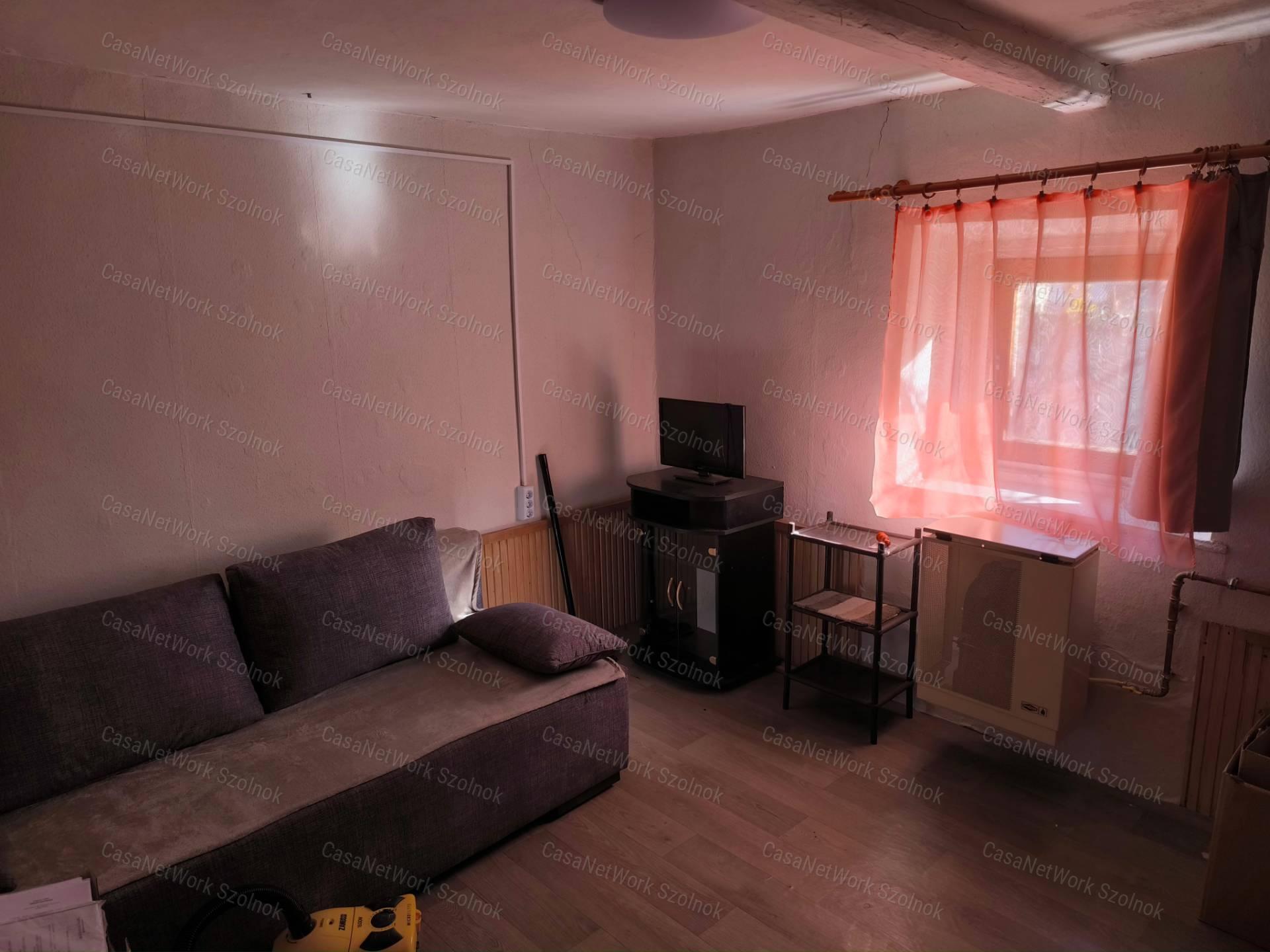 Tószeg központi részén egy 37m2-es családi ház eladó!