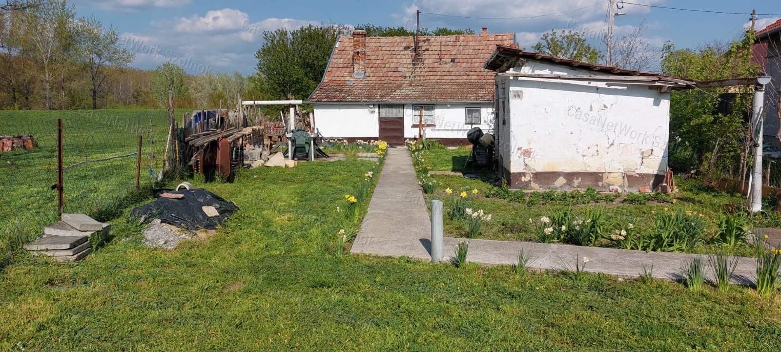 Tószeg központi részén egy 37m2-es családi ház eladó!