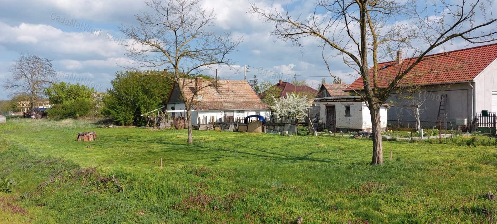 Tószeg központi részén egy 37m2-es családi ház eladó!