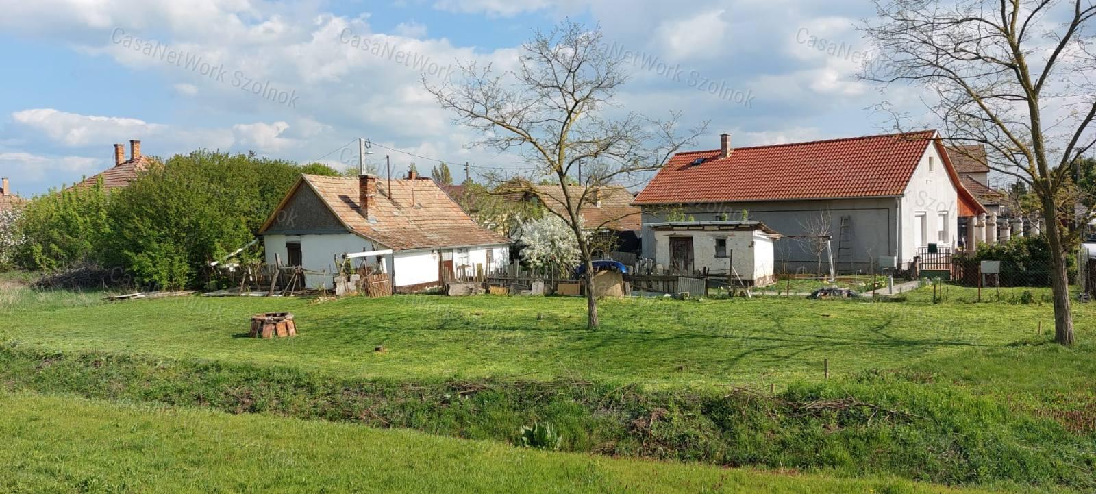 Tószeg központi részén egy 37m2-es családi ház eladó!