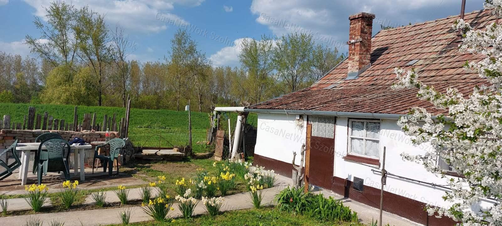 Tószeg központi részén egy 37m2-es családi ház eladó!