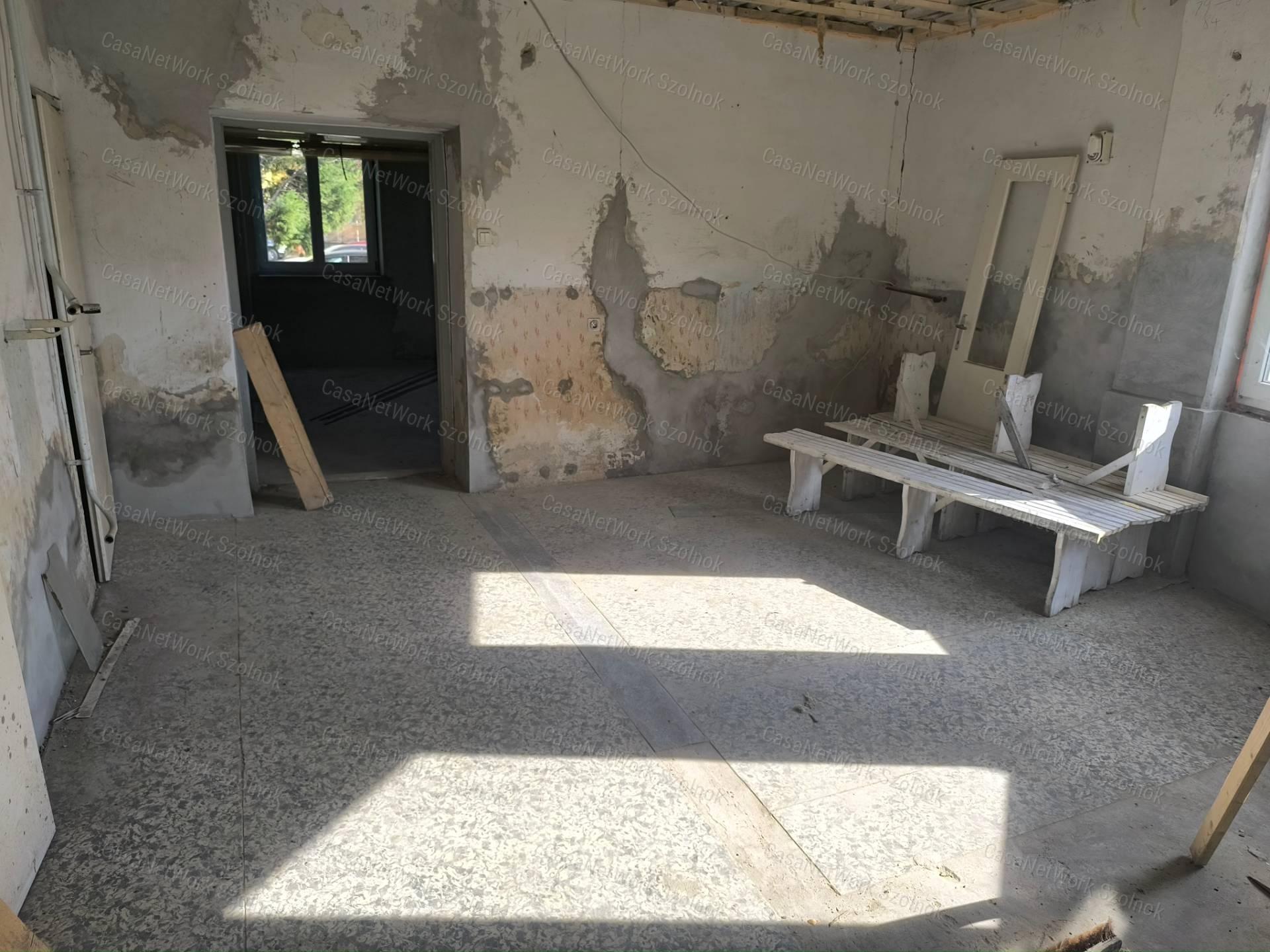 Tiszaföldvári üzem 259 m2-es épülettel eladó!