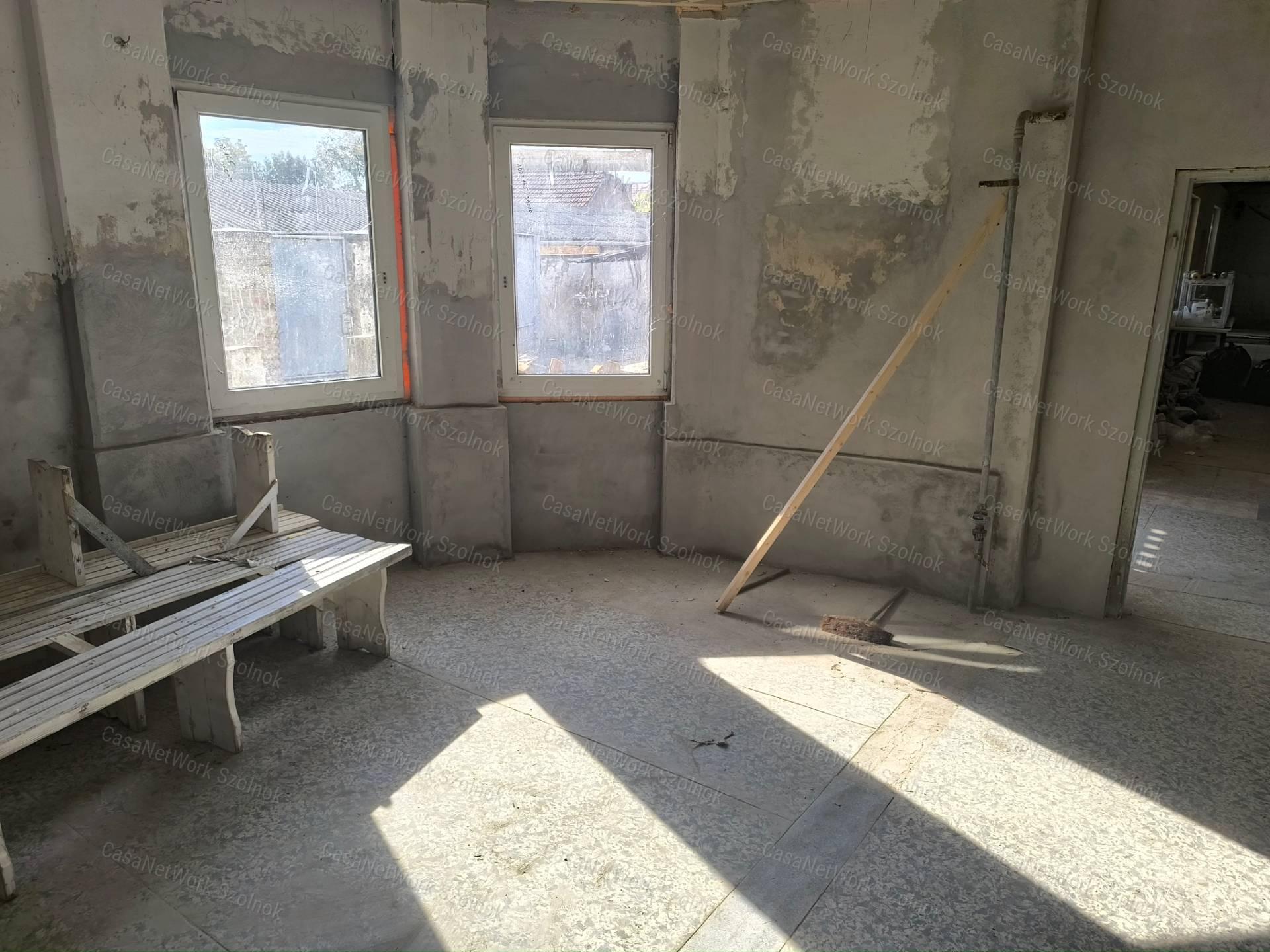 Tiszaföldvári üzem 259 m2-es épülettel eladó!