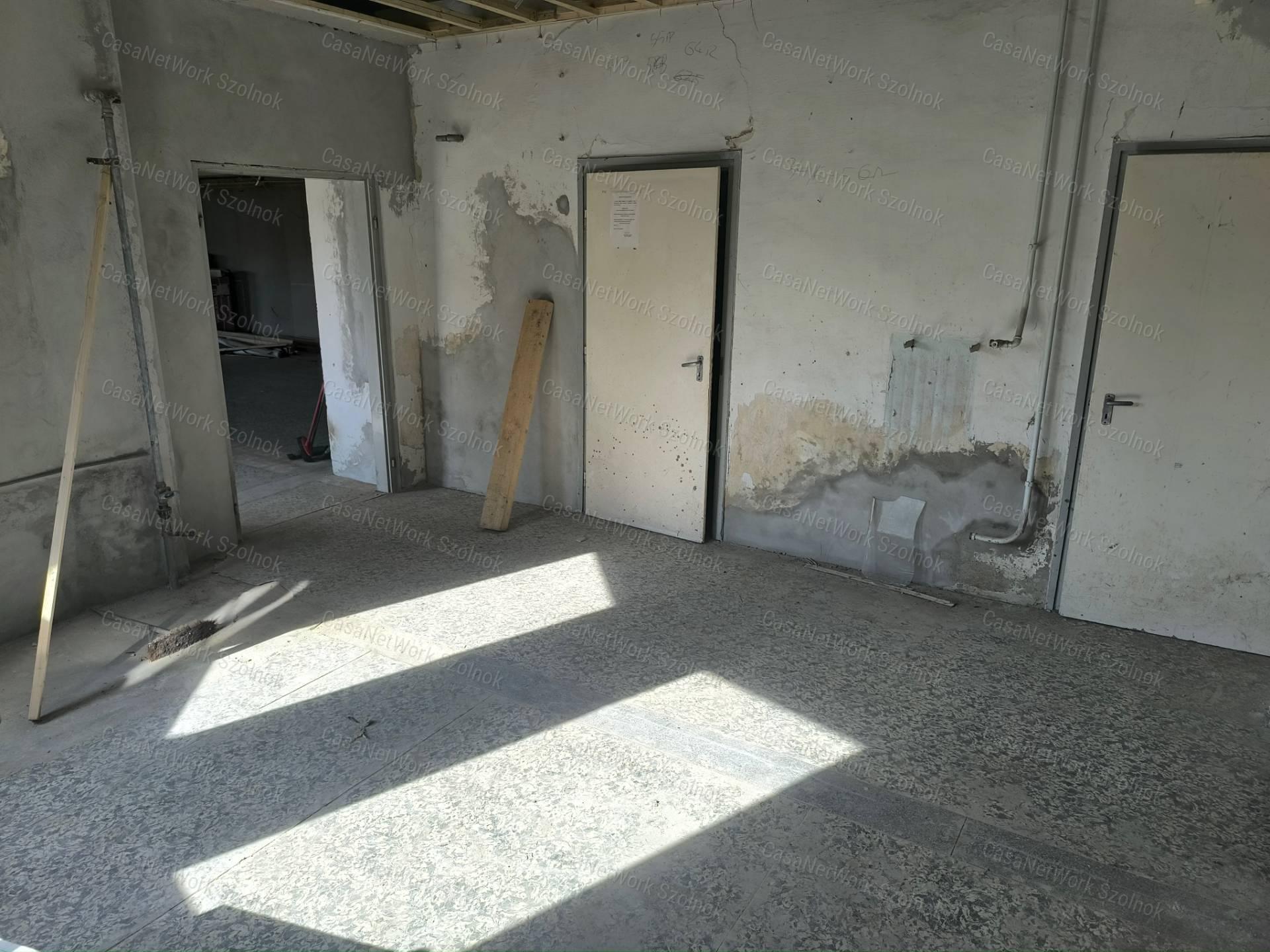 Tiszaföldvári üzem 259 m2-es épülettel eladó!