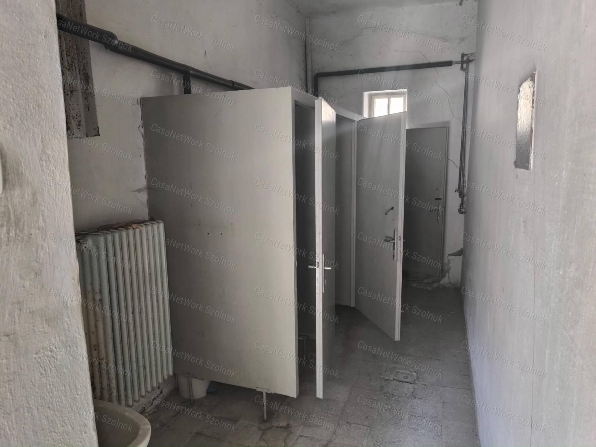 Tiszaföldvári üzem 259 m2-es épülettel eladó!