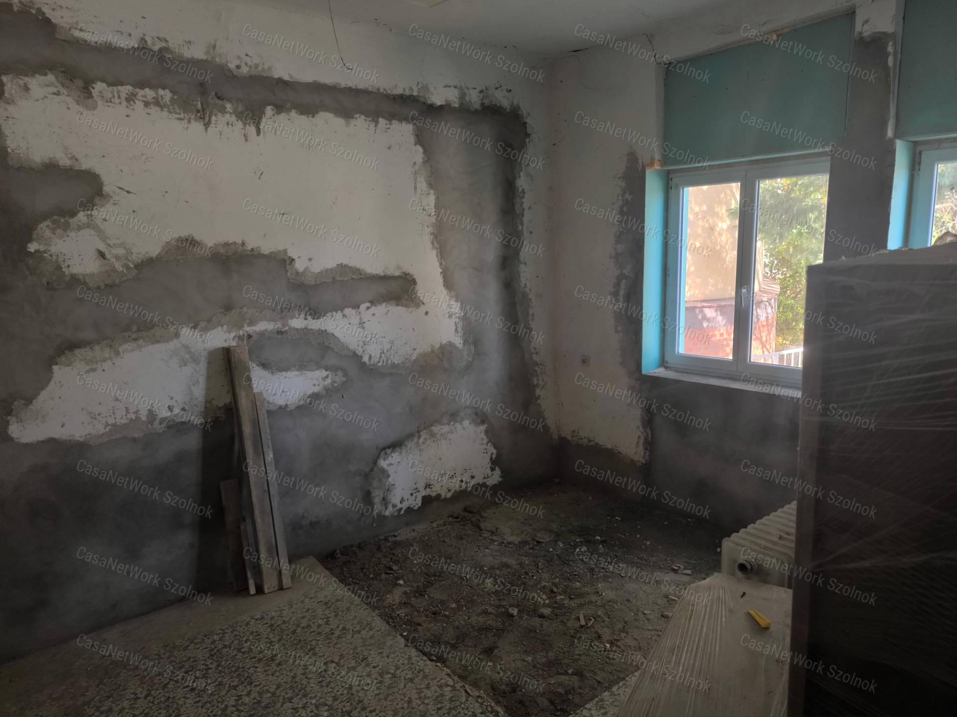 Tiszaföldvári üzem 259 m2-es épülettel eladó!