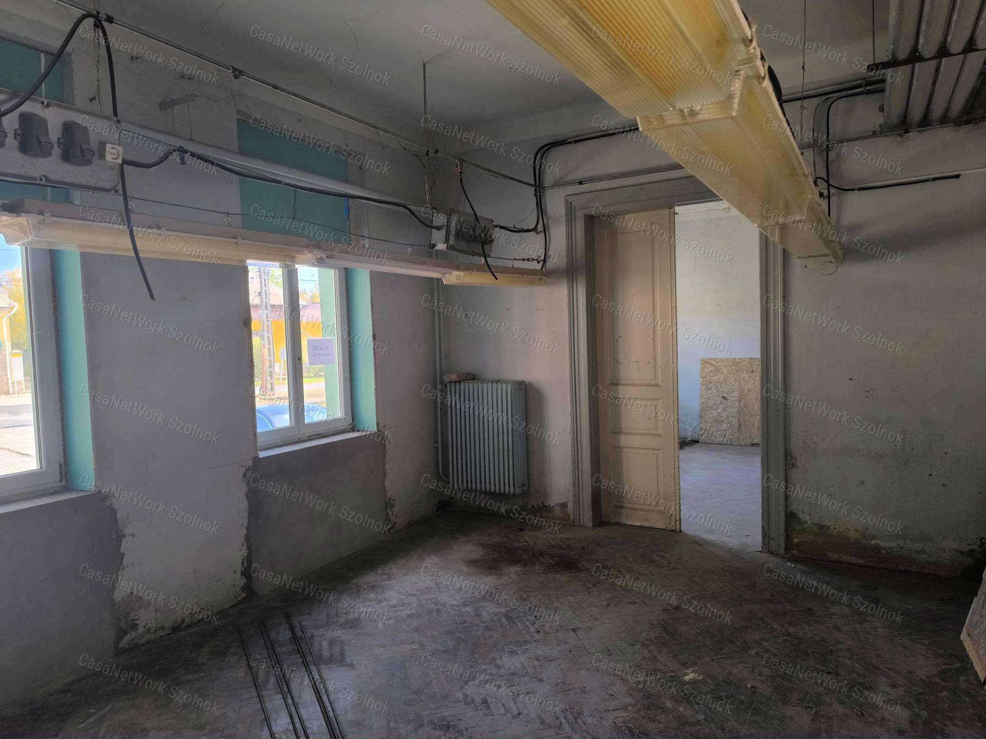 Tiszaföldvári üzem 259 m2-es épülettel eladó!