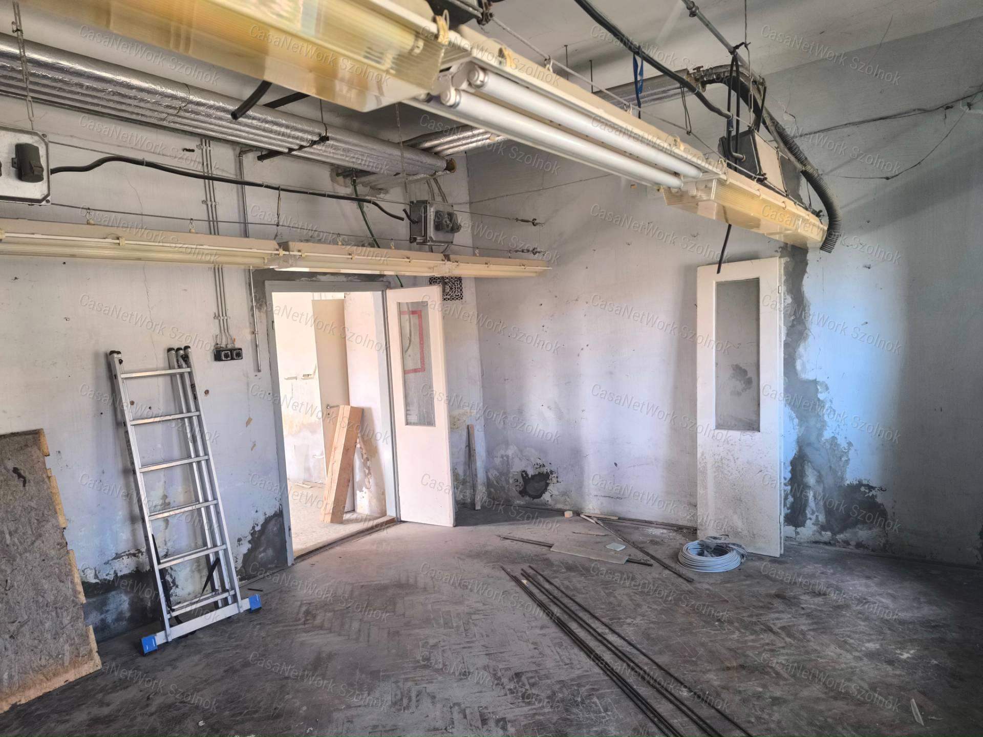 Tiszaföldvári üzem 259 m2-es épülettel eladó!