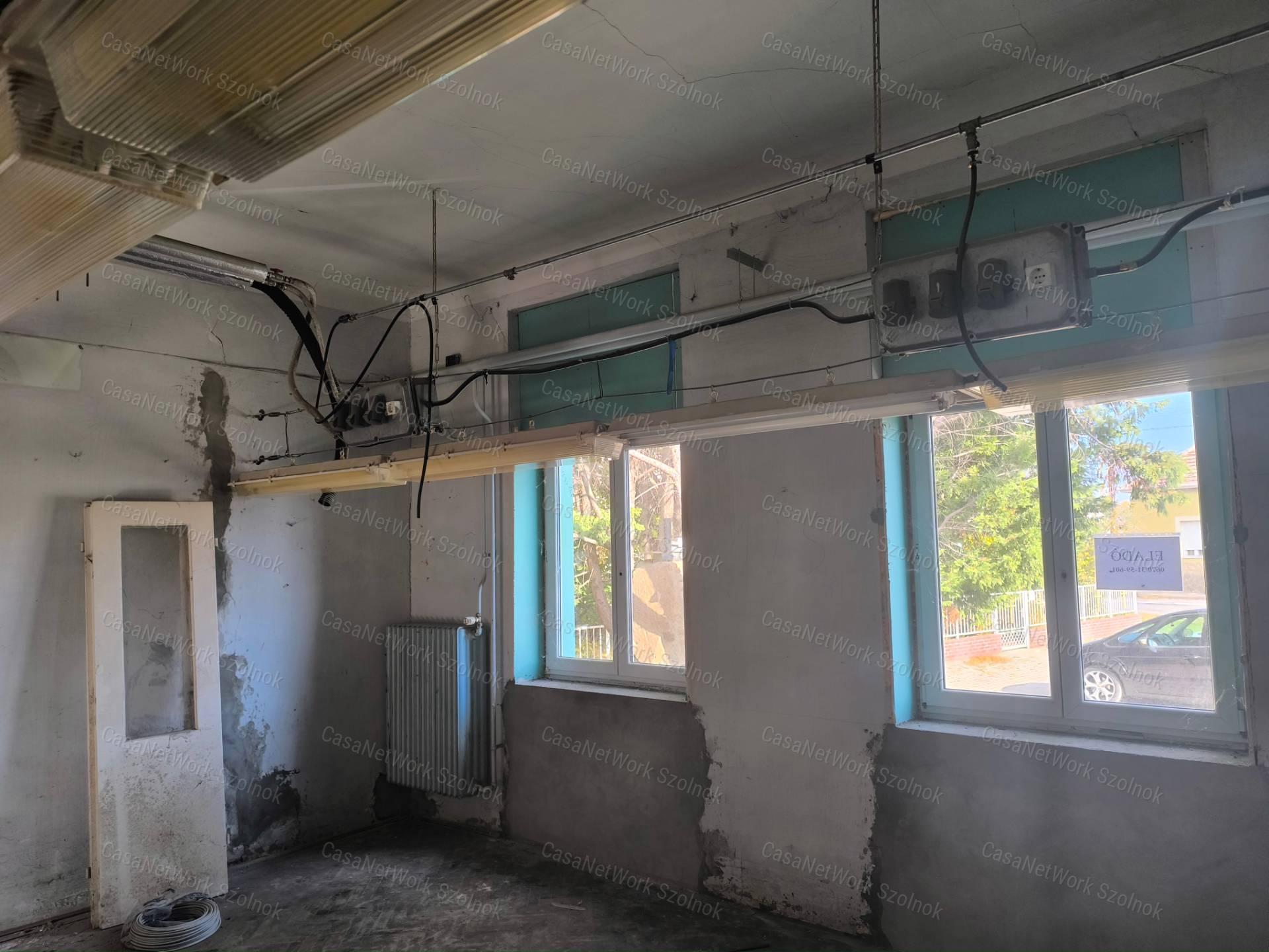 Tiszaföldvári üzem 259 m2-es épülettel eladó!