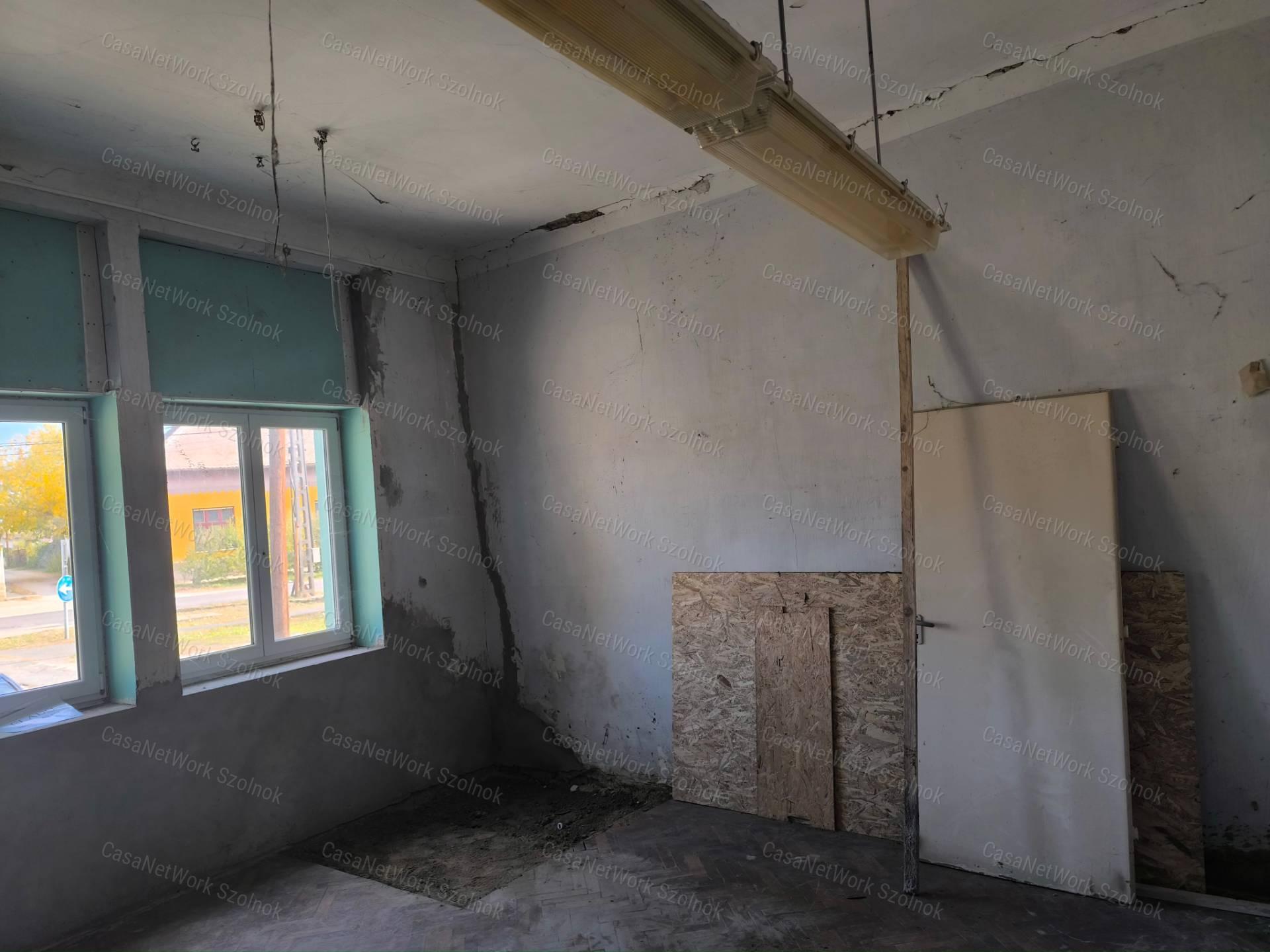 Tiszaföldvári üzem 259 m2-es épülettel eladó!