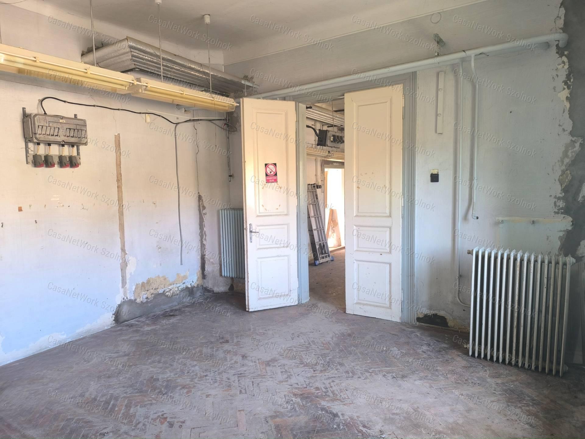 Tiszaföldvári üzem 259 m2-es épülettel eladó!