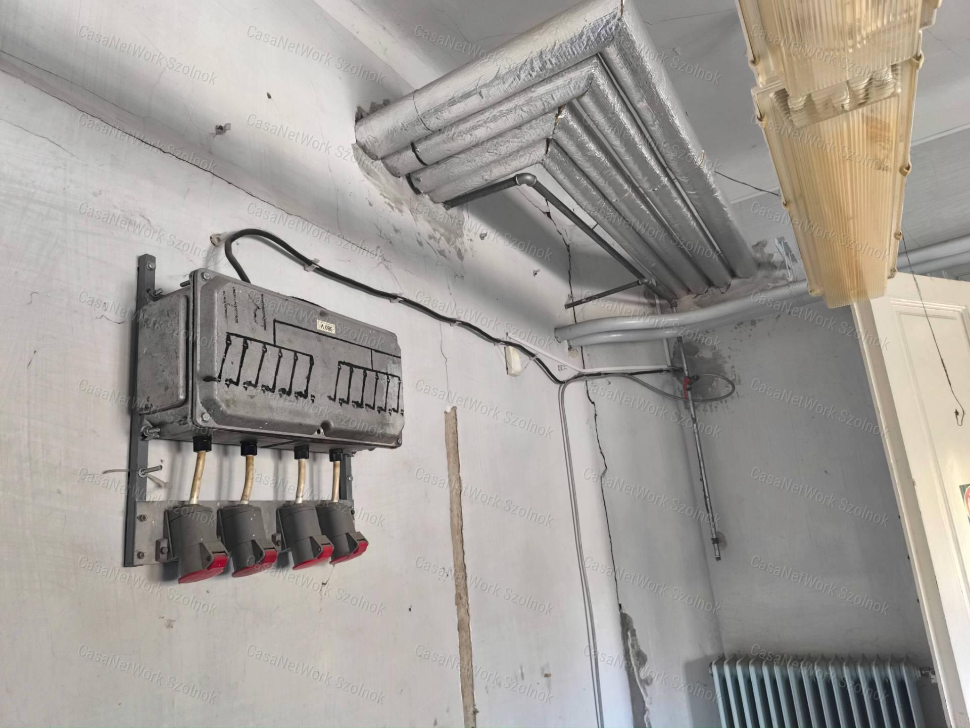 Tiszaföldvári üzem 259 m2-es épülettel eladó!