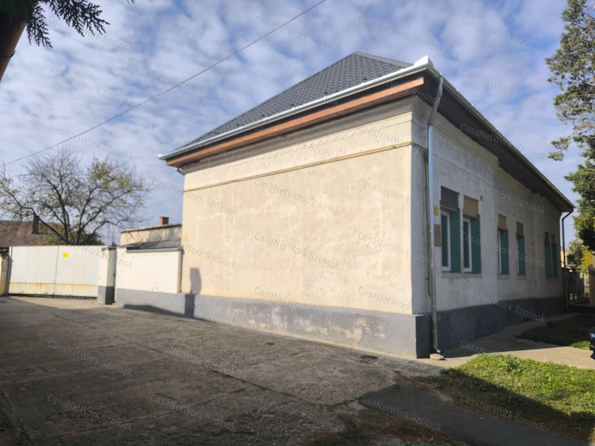 Tiszaföldvári üzem 259 m2-es épülettel eladó!
