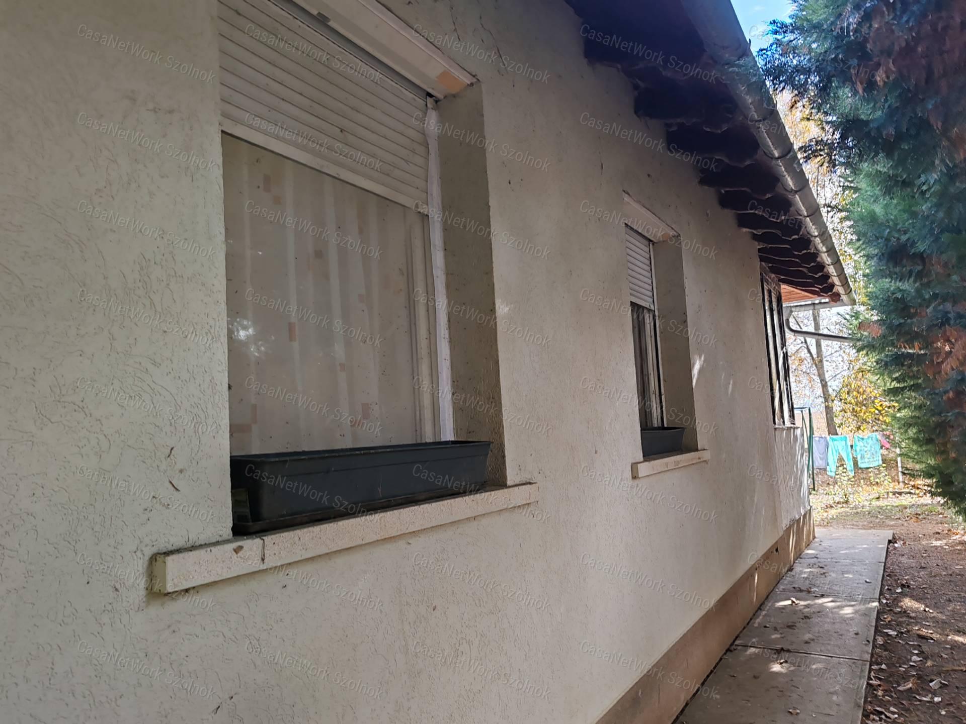 Eladó családi ház Szolnokon, Holt-Tiszától 30 méterre!
