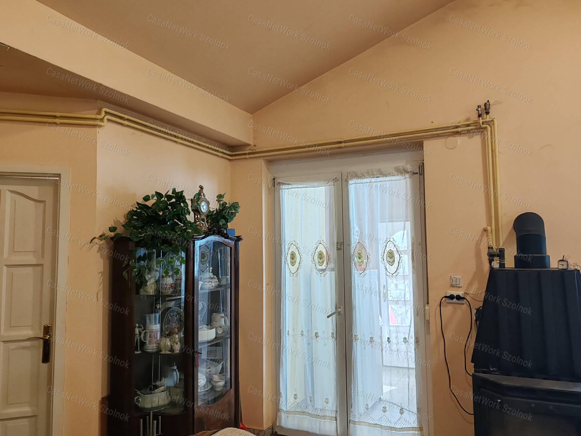 Eladó családi ház Szolnokon, Holt-Tiszától 30 méterre!